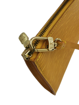 Gul Epi læder Pochette Accessoires taske fra brand: LOUIS VUITTON - We Do Vintage