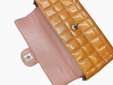 Orange patent east west chocolate bar taske fra brand: CHANEL - We Do Vintage