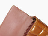 Orange patent east west chocolate bar taske fra brand: CHANEL - We Do Vintage