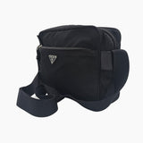 Sort nylon crossbody taske fra brand: PRADA - We Do Vintage