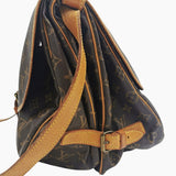 MONOGRAM CANVAS SAUMUR 35 taske fra brand: LOUIS VUITTON - We Do Vintage