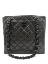 Sort black on black Tote taske fra brand: CHANEL - We Do Vintage
