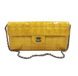 Gul patent east west chocolate bar taske fra brand: CHANEL - We Do Vintage