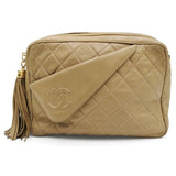 Beige Quilted Camera bag taske fra brand: CHANEL - We Do Vintage