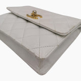Hvid classic CC beltbag taske fra brand: CHANEL - We Do Vintage