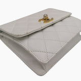 Hvid classic CC beltbag taske fra brand: CHANEL - We Do Vintage