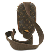 Monogram Canvas Pochette Gange taske fra brand: LOUIS VUITTON - We Do Vintage