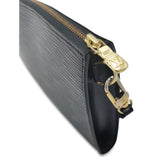 Sort Epi læder Pochette Accessoires taske fra brand: LOUIS VUITTON - We Do Vintage