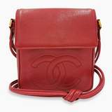 Rød vintage CC crossbody taske fra brand: CHANEL - We Do Vintage