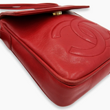 Rød vintage CC crossbody taske fra brand: CHANEL - We Do Vintage
