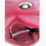 Rød vintage CC crossbody taske fra brand: CHANEL - We Do Vintage