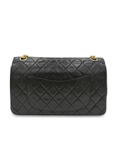 Sort Classic double flap reissue chain medium taske fra brand: CHANEL - We Do Vintage