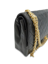 Sort Classic double flap reissue chain medium taske fra brand: CHANEL - We Do Vintage