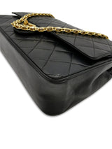 Sort Classic double flap reissue chain medium taske fra brand: CHANEL - We Do Vintage