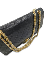 Sort Classic double flap reissue chain medium taske fra brand: CHANEL - We Do Vintage