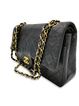 Sort Classic double flap medium taske fra brand: CHANEL - We Do Vintage