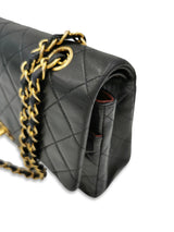 Sort Classic double flap medium taske fra brand: CHANEL - We Do Vintage