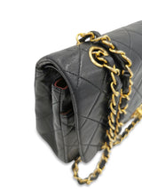 Sort Classic double flap medium taske fra brand: CHANEL - We Do Vintage