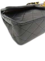 Sort Classic double flap medium taske fra brand: CHANEL - We Do Vintage