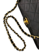 Sort Classic double flap medium taske fra brand: CHANEL - We Do Vintage