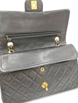 Sort Classic double flap medium taske fra brand: CHANEL - We Do Vintage