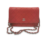 Rød quilted lambskin WOC taske fra brand: CHANEL - We Do Vintage