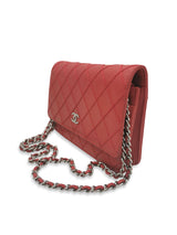 Rød quilted lambskin WOC taske fra brand: CHANEL - We Do Vintage
