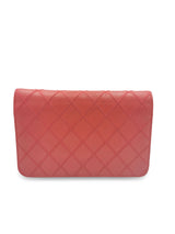 Rød quilted lambskin WOC taske fra brand: CHANEL - We Do Vintage