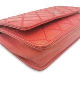 Rød quilted lambskin WOC taske fra brand: CHANEL - We Do Vintage