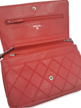 Rød quilted lambskin WOC taske fra brand: CHANEL - We Do Vintage