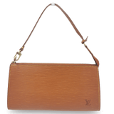 Brun Epi læder Pochette Accessoires taske fra brand: LOUIS VUITTON - We Do Vintage