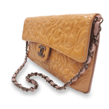Orange Camellia patent flap bag taske fra brand: CHANEL - We Do Vintage
