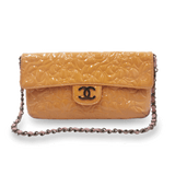 Orange Camellia patent flap bag taske fra brand: CHANEL - We Do Vintage