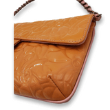 Orange Camellia patent flap bag taske fra brand: CHANEL - We Do Vintage