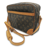 Monogram Coated Canvas Trocadéro 30 taske fra brand: LOUIS VUITTON - We Do Vintage