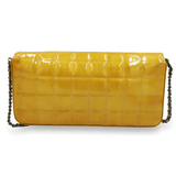 Gul patent east west chocolate bar taske fra brand: CHANEL - We Do Vintage