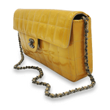 Gul patent east west chocolate bar taske fra brand: CHANEL - We Do Vintage