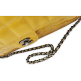 Gul patent east west chocolate bar taske fra brand: CHANEL - We Do Vintage