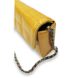 Gul patent east west chocolate bar taske fra brand: CHANEL - We Do Vintage