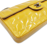 Gul patent east west chocolate bar taske fra brand: CHANEL - We Do Vintage