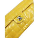 Gul patent east west chocolate bar taske fra brand: CHANEL - We Do Vintage