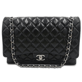 Sort Maxi Classic double flap taske fra brand: CHANEL - We Do Vintage