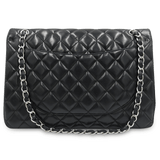 Sort Maxi Classic double flap taske fra brand: CHANEL - We Do Vintage