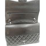 Sort Maxi Classic double flap taske fra brand: CHANEL - We Do Vintage