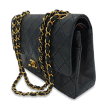 Sort Classic flap medium taske fra brand: CHANEL - We Do Vintage