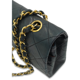 Sort Classic flap medium taske fra brand: CHANEL - We Do Vintage