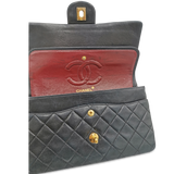 Sort Classic flap medium taske fra brand: CHANEL - We Do Vintage