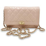 Lyserød boy patent WOC taske fra brand: CHANEL - We Do Vintage