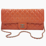 Orange patent woc taske fra brand: CHANEL - We Do Vintage