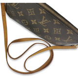 Monogram Canvas Pochette Accessoires m. crossbody rem taske fra brand: LOUIS VUITTON - We Do Vintage